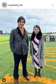 佐藤浩市＆中嶋朋子、競馬場のターフを背景に笑顔が素敵な仲良しオフショット公開＜ザ・ロイヤルファミリー＞