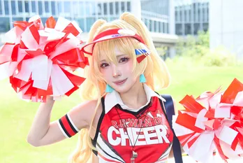 シスル、笑顔がまぶしい「NIKKE」“チアガール”コスプレを披露「体づくりと表情の再現にこだわり」＜コミケ106＞