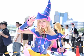 レースクイーン×レイヤーがブラック・マジシャン・ガールに…原作への愛が詰まった「遊☆戯☆王」コスプレ＜コミケ106＞