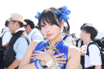 大胆水着を着こなす「スト6」春麗コスプレイヤー「自分のスタイルに合うよう、水着は自作で用意しました」＜コミケ106＞