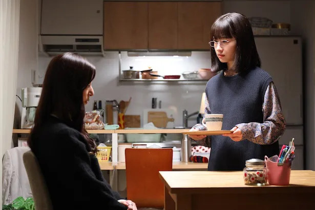 【写真】マスコミに追われる園子(新木優子)を自宅に匿う小林(藤間爽子)