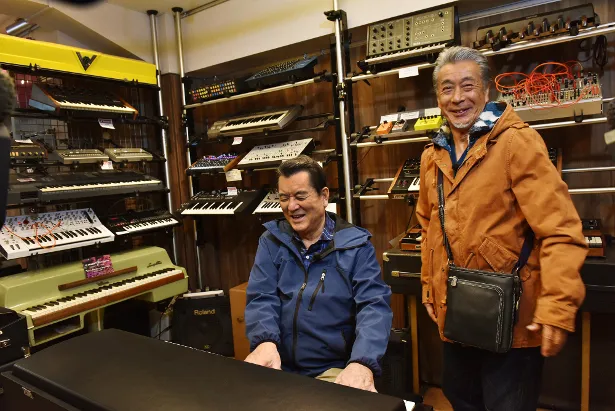 東京・神田を訪れた2人は創業100年の老舗楽器店へ