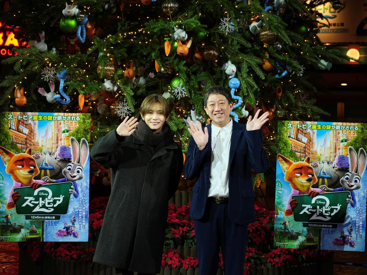 【写真】笑顔で手を振る山田涼介＆高橋茂雄