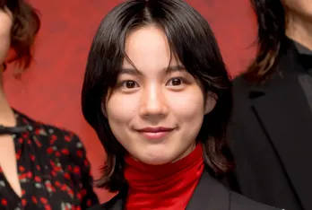 のん、開脚して“蹴り”を入れている「謎」のショットに「エレガント」「足がスゴい」と反響＜MISS KING / ミス・キング＞