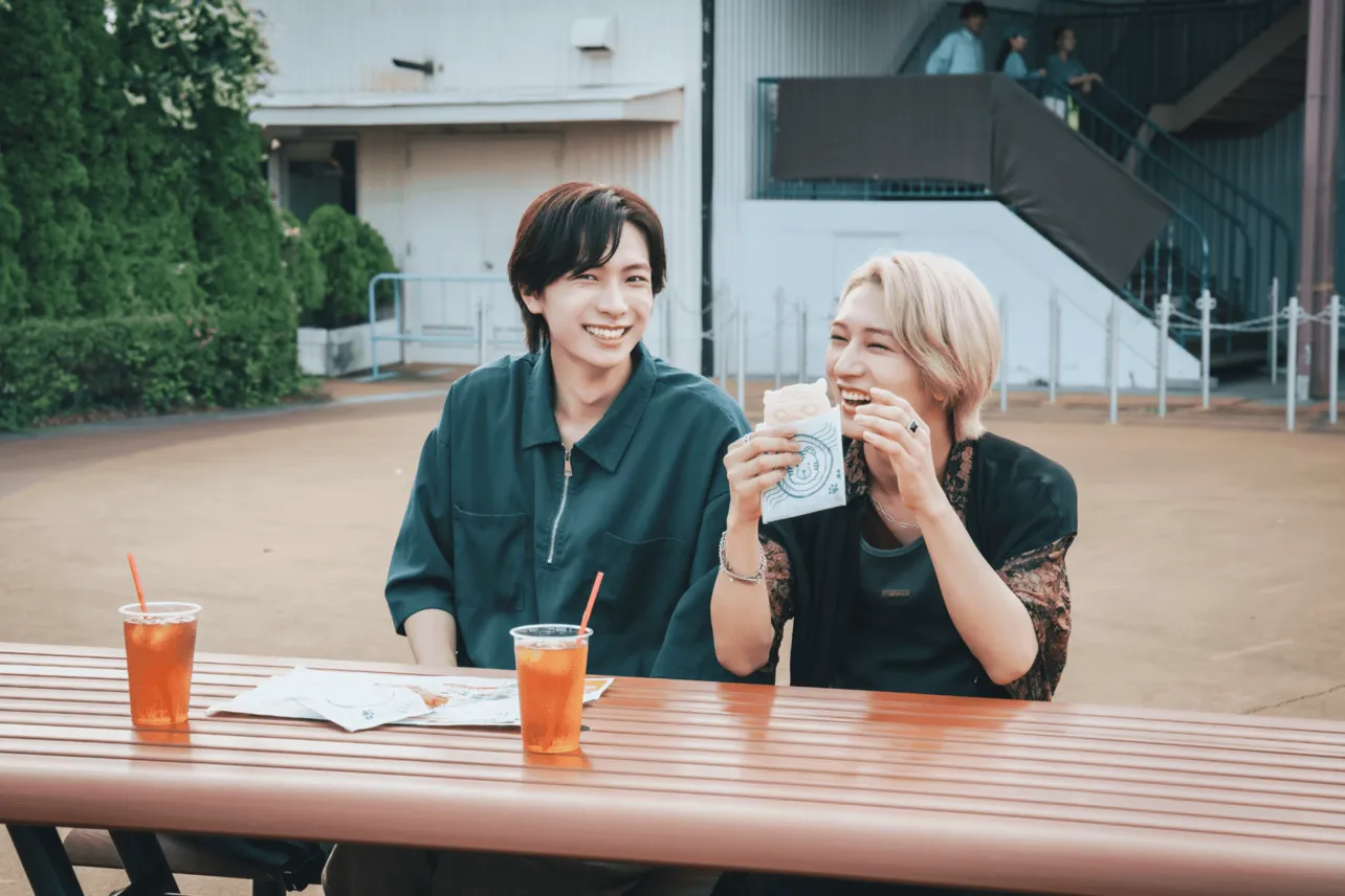 【写真】楽しそう…遊園地デートする湊(NAOYA)と静真(冨田侑暉)