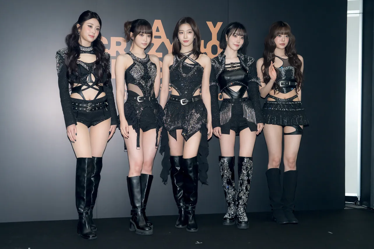 【写真】LE SSERAFIM、スタイル際立つ全身ショット