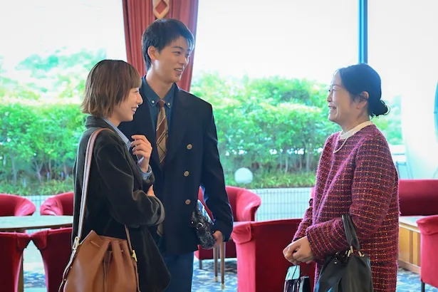 【写真】勝男(竹内涼真)の母・陽子(池津祥子)に挨拶する鮎美(夏帆)