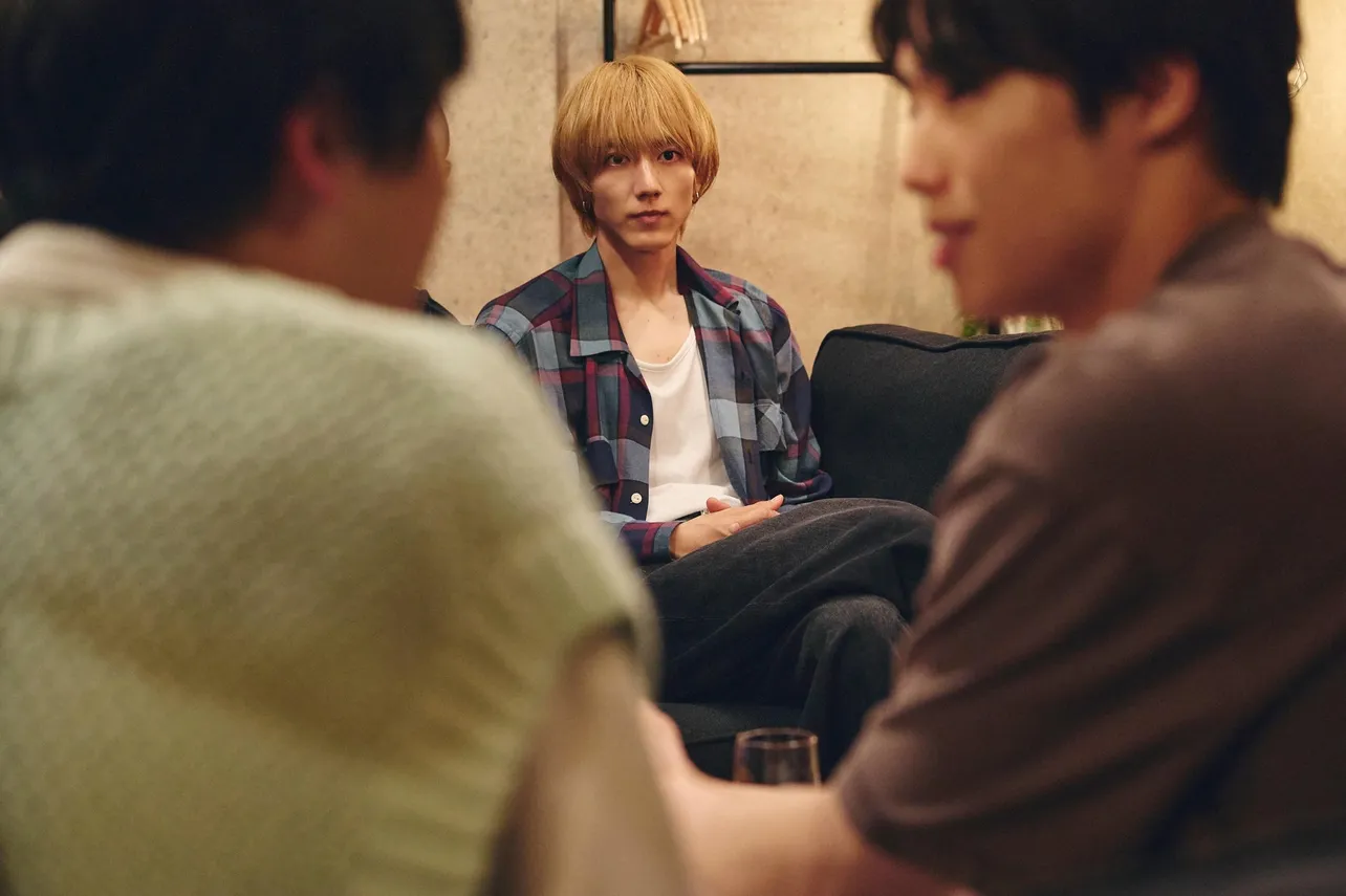 【写真】バキッと嫉妬した目で黒木(夏生大湖)を見る羽山(駒木根葵汰)