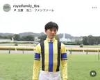 椎名(沢村一樹)の勝負服で登場する坂井瑠星騎手