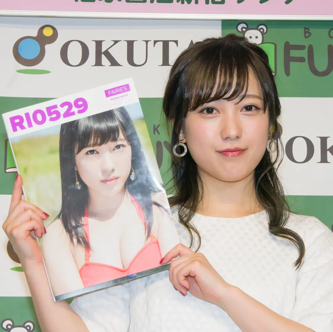 ファースト写真集「RI0529」発売イベントに登壇した井上理香子
