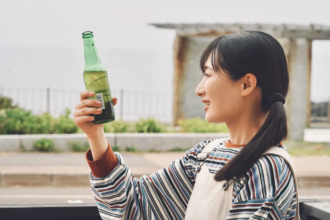 【写真】キラキラした笑顔で酒を見つめるワカコ(武田梨奈)
