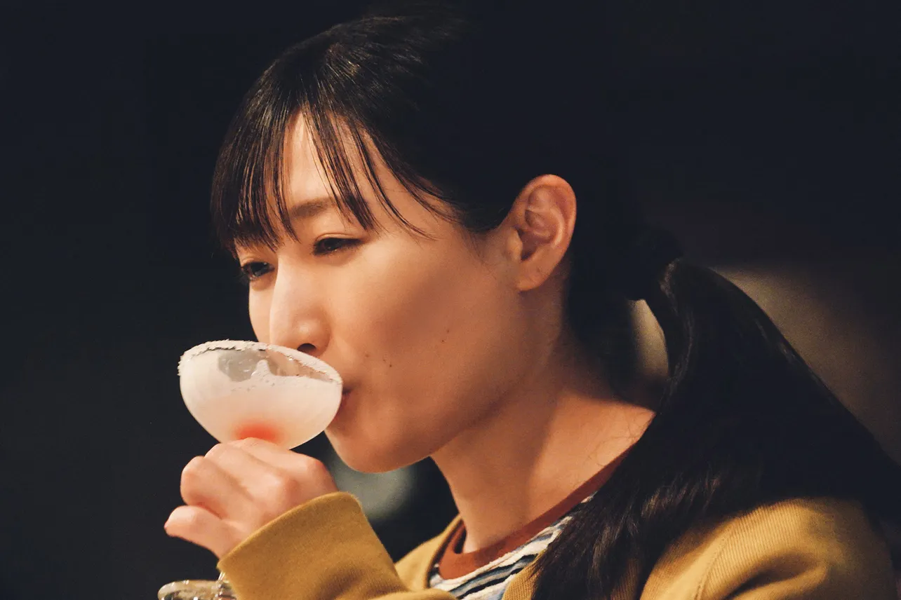 北海道・留萌でひとり飲みを楽しむワカコ(武田梨奈)