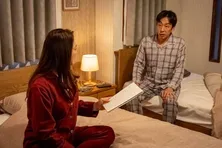 北村有起哉“渉”、仲間由紀恵“あん”に離婚後のお金についてのメモを渡す<小さい頃は、神様がいて>