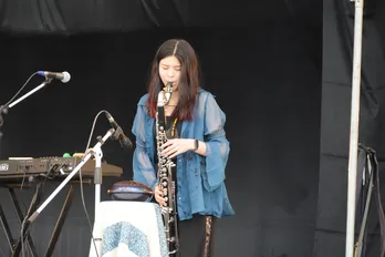 バスクラリネット奏者・八巻志帆、美しい音色と歌声で観客を魅了する“オープニングアクトの新境地開拓”