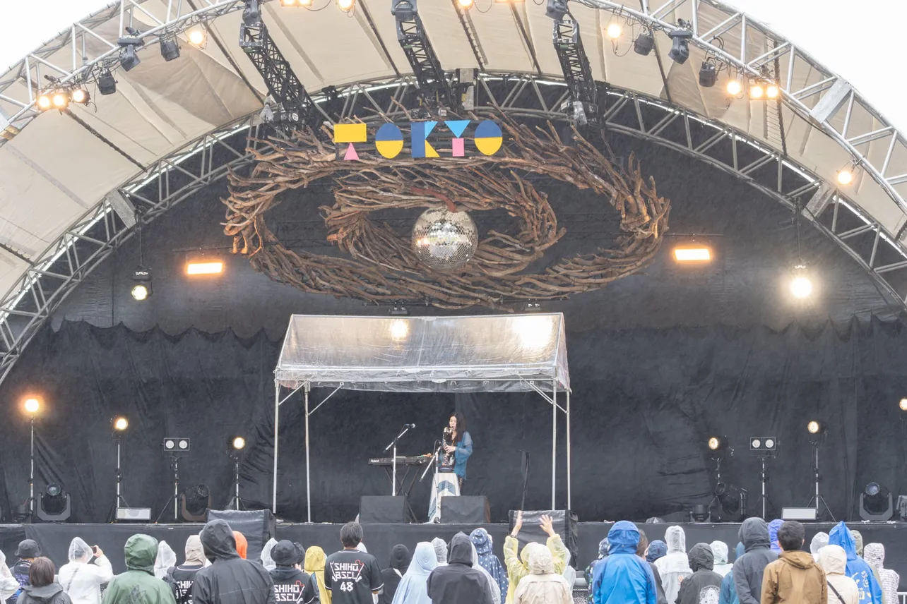 【写真】巨大なステージに一人で立ち、美しい音色を響かせる八巻志帆