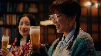 伊藤沙莉「昨年末は紅白司会で口から心臓が出そうな年末だった」…サントリー新TVCM現場で年末の思い出明かす