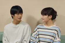 葵わかな“由宇”、神尾楓珠“真央”と限られた時間を共に過ごすことに…同時に真央は“終活”をテーマにしたイラストコラムを引き受ける＜すべての恋が終わるとしても＞