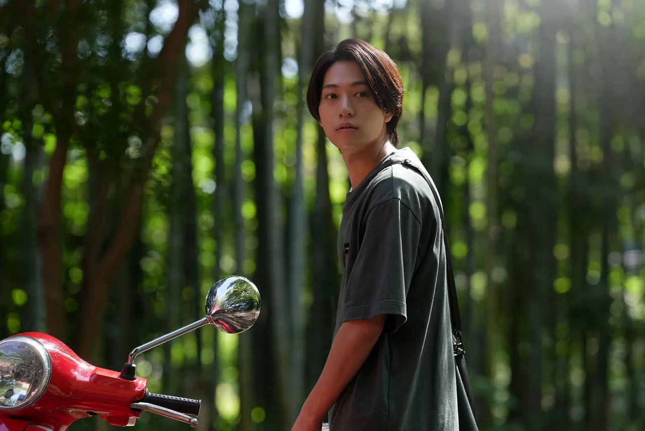 【写真】山の中で驚いた表情を見せる巧巳(橋本将生)