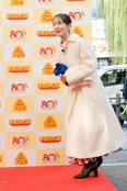 【写真】吉岡里帆、真っ白なコート姿で登場
