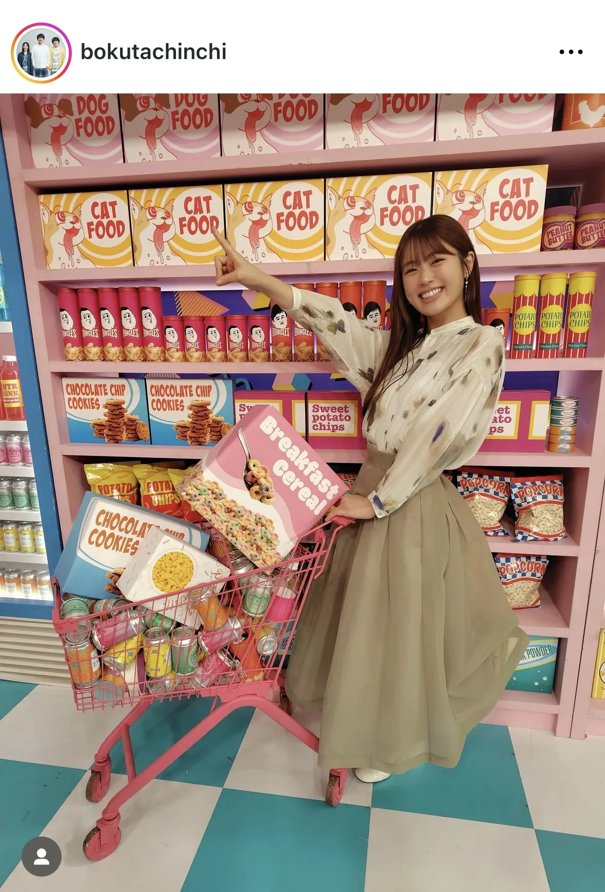 買い物カゴをいっぱいにして元気いっぱいの渋谷凪咲