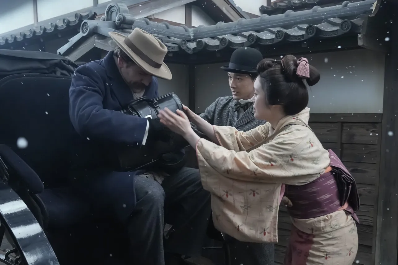 【写真】雪の中ヘブンの世話をするトキ(高石あかり)と錦織(吉沢亮)