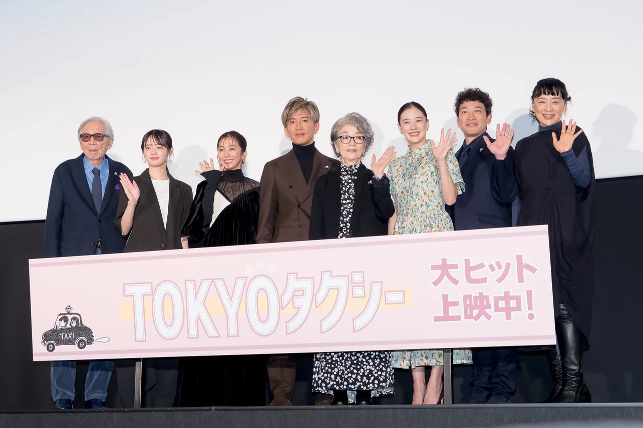映画「TOKYOタクシー」の初日舞台あいさつの様子