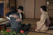 【写真】ヘブンとハグをする錦織(吉沢亮)