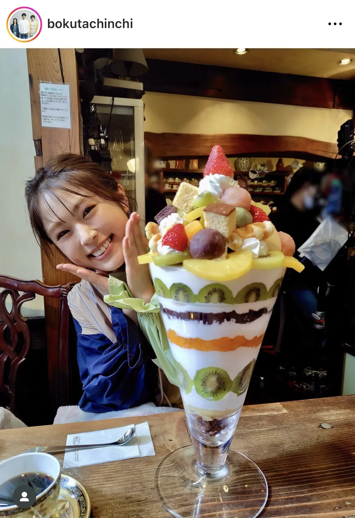 大きなパフェから、渋谷凪咲が笑顔で登場