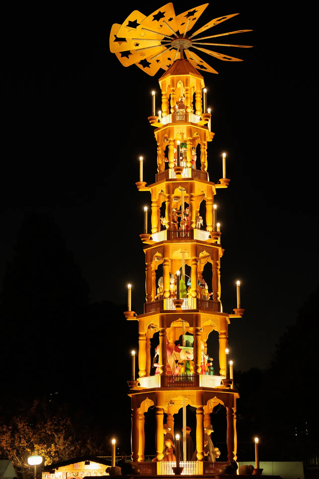 「東京クリスマスマーケット 2025 in 神宮外苑 オープニングセレモニー・点灯式」より