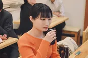 【写真】日本酒の香りを楽しむワカコ(武田梨奈)