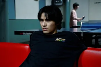 水上恒司“都成”がゾンビ男に襲われたシーンに「展開が凄まじい」「カオスすぎる」とSNS盛り上がる＜シナントロープ＞