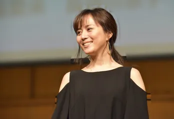 比嘉愛未、マフラーに包まれた“天使の寝顔”を公開！「誰が巻いた？」の声も