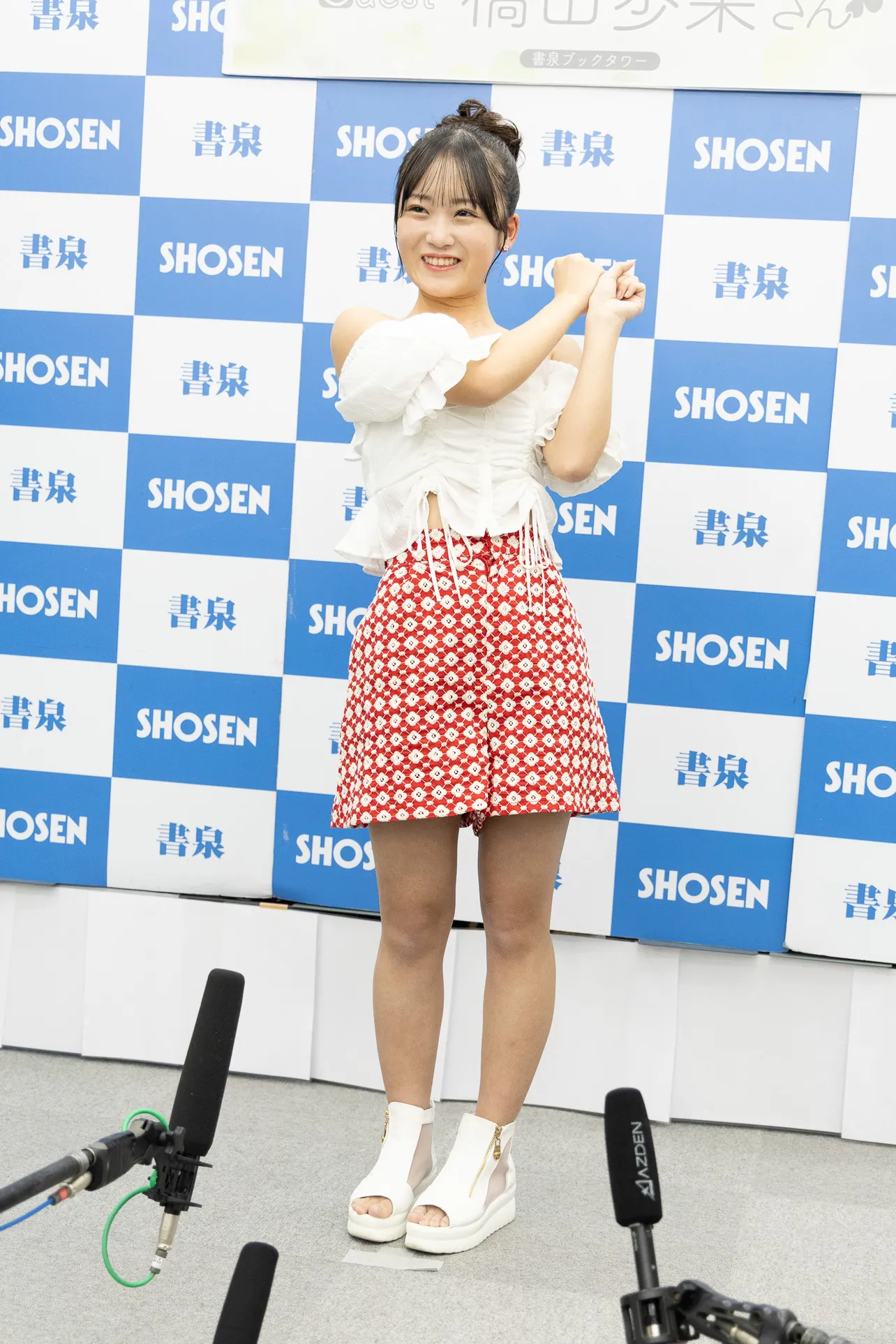 【写真】大の千葉ロッテファンの橋田歩果、バッティングポーズを披露