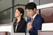 【写真】耕造(佐藤浩市)からもらった時計を握って勝利を願う栗須(妻夫木聡)
