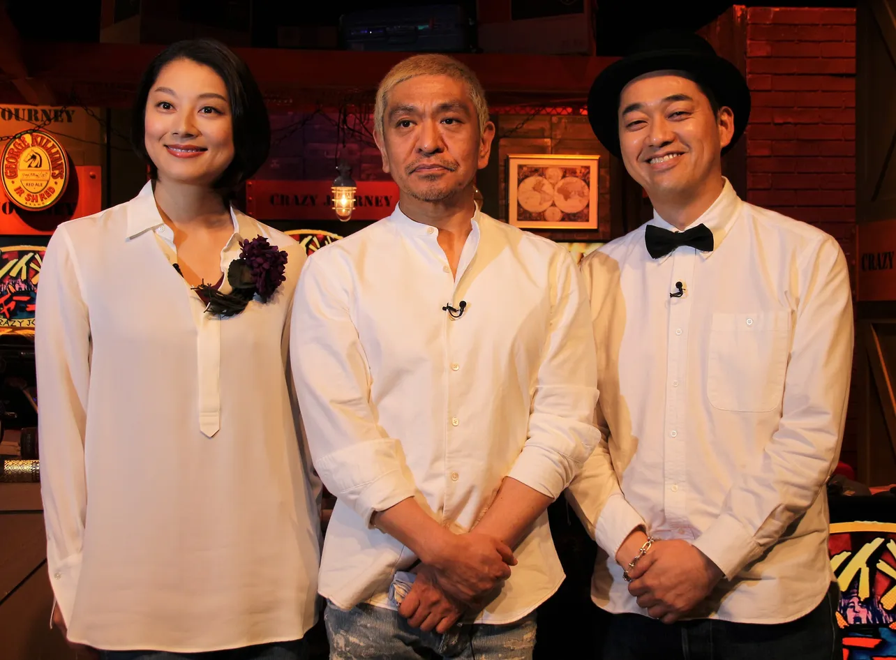 MCを務める松本人志(中)、設楽統(右)、小池栄子(左)