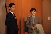【写真】首相官邸を訪れた奈美(沢口靖子)と佐生(安田顕)