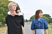 【写真】空(佐藤大空)をおんぶする成瀬(白岩瑠姫)と並んで歩くレイコ(齊藤京子)