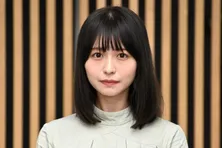 肩出し＆美背中あらわ…長濱ねる、切なげな表情で見つめるブラックコーデのショットを公開