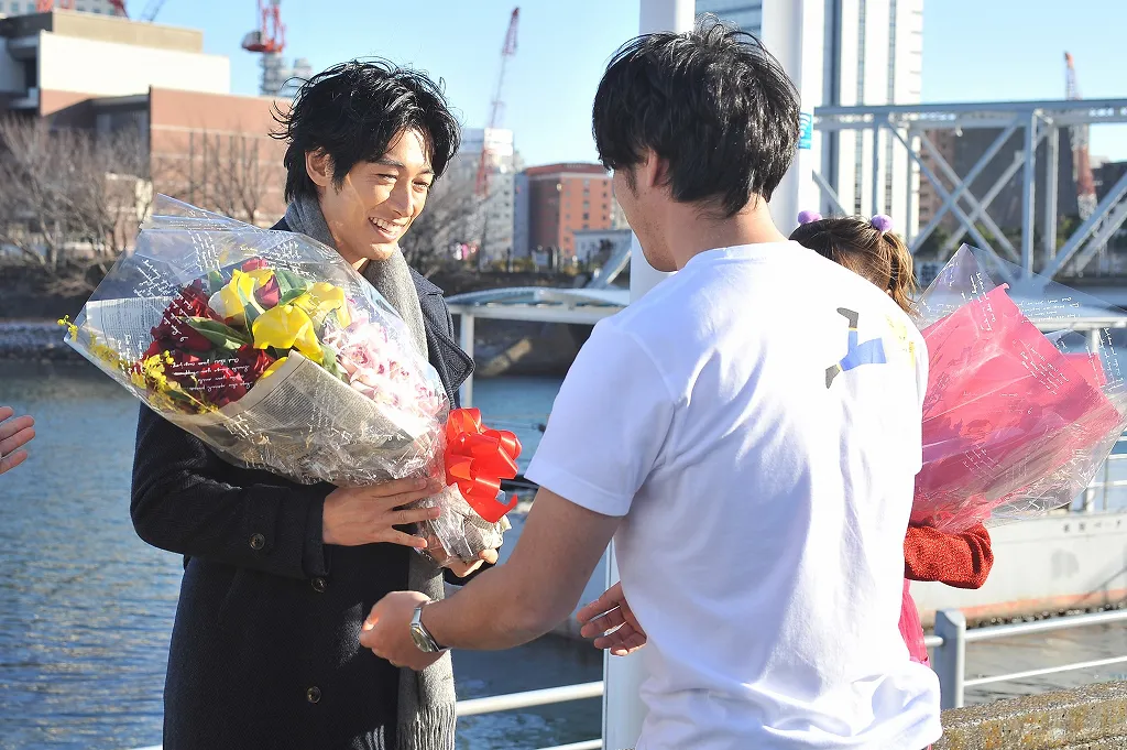 演出の狩山俊輔監督は千川のTシャツを着て花束贈呈。それに気付いたディーンが笑顔に！　ちなみに、ディーンは監督を「カーリー」と呼んでいる