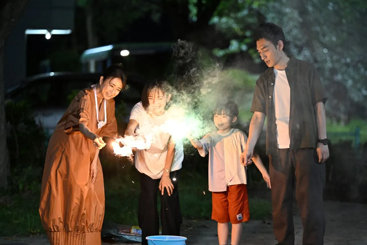 【写真】こはる(風吹ジュン)の最後の誕生日を祝う樹(草なぎ剛)