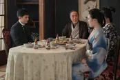 食卓を囲むリヨ(北香那)家族と錦織(吉沢亮)