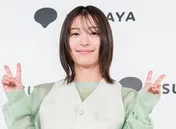 鳴海唯、透明感あふれるデコルテ&美背中あらわな黒コーデに「ため息でるキレイさ」の声<アフター・ザ・クエイク>