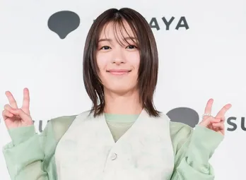 鳴海唯、透明感あふれるデコルテ＆美背中あらわな黒コーデに「ため息でるキレイさ」の声＜アフター・ザ・クエイク＞