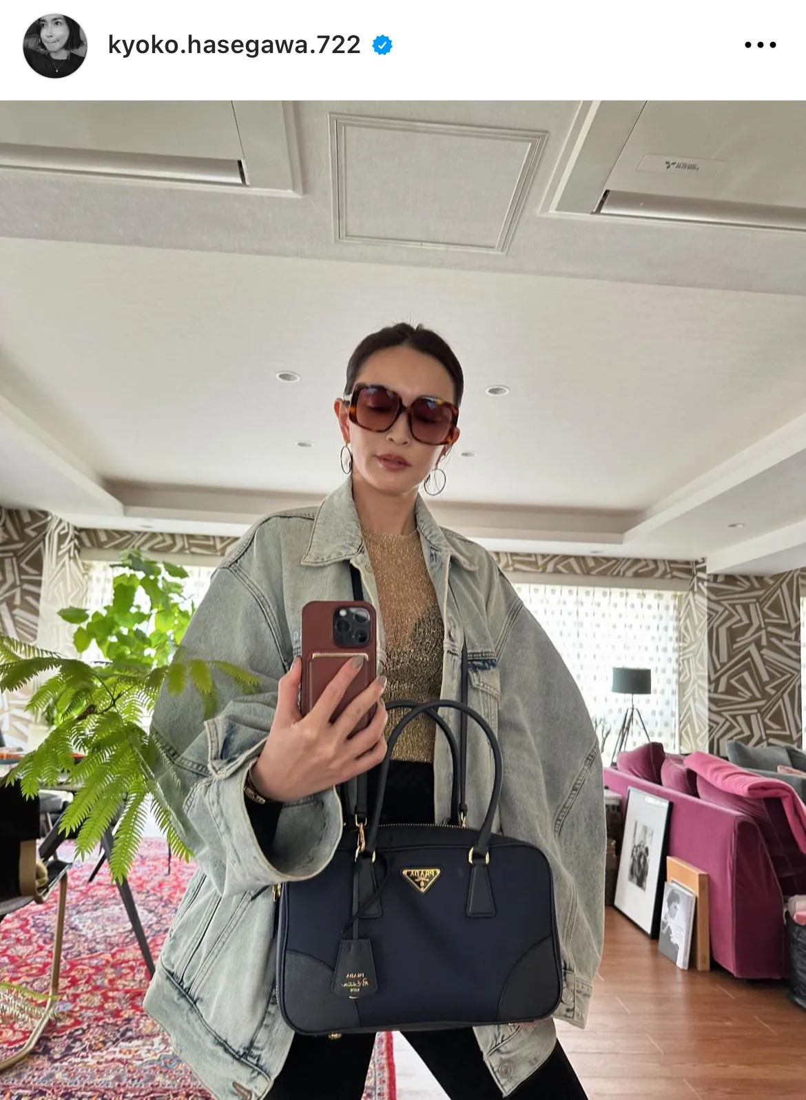 画像・写真 長谷川京子、自身が手掛けたダーク・ブラウンのワンピース