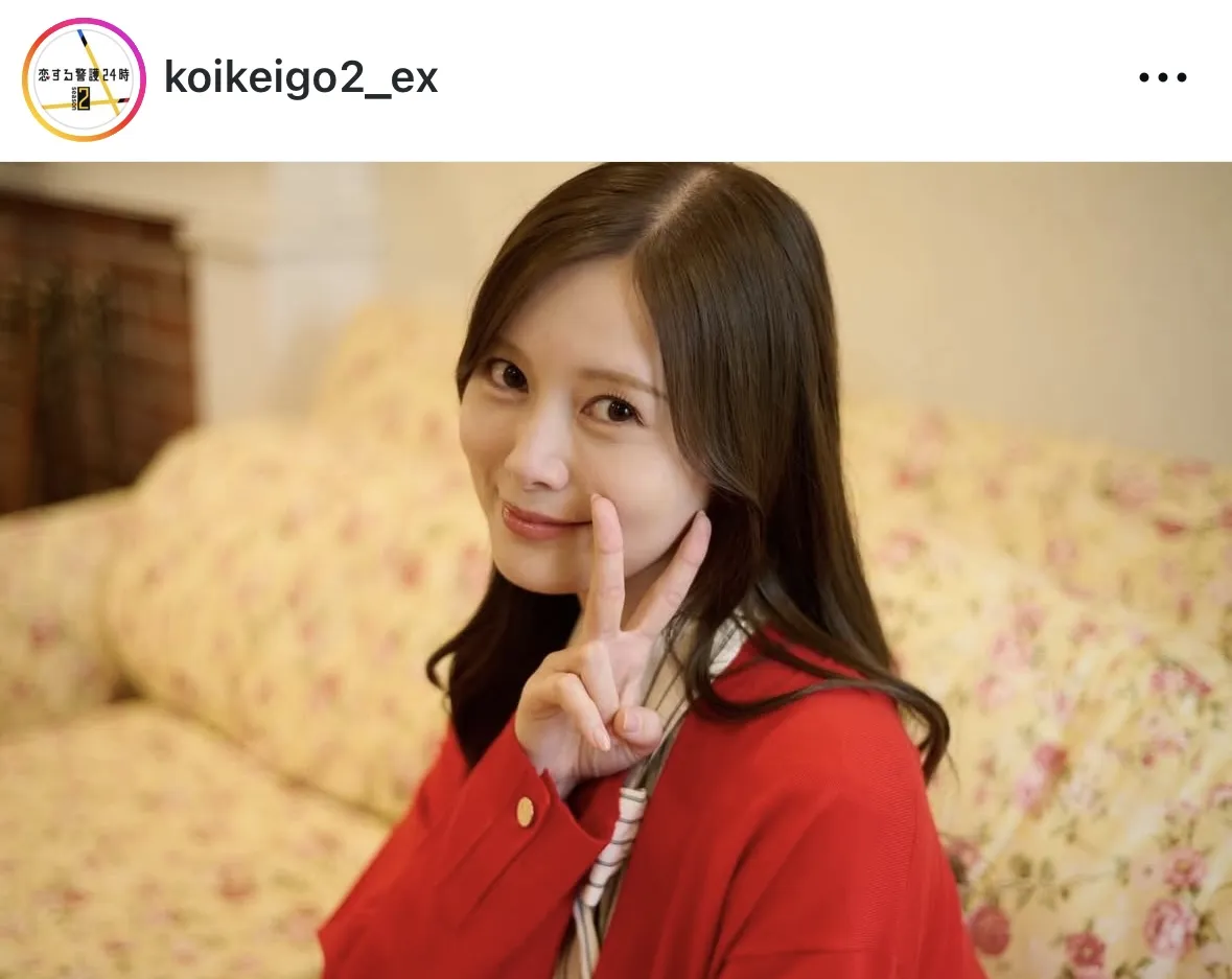 白石麻衣、頬にピースを添えて笑顔