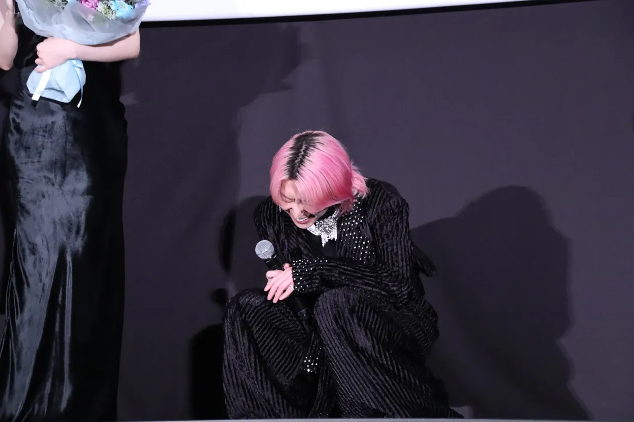 【写真】子役の2人のあまりのかわいさに崩れ落ちる佐久間大介