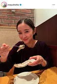 【写真】堀田真由、“大好き”なオイスターを満面の笑顔で食べる姿
