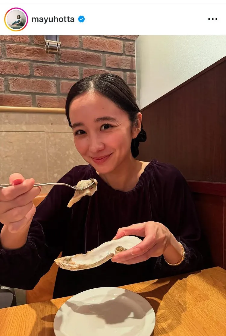 【写真】堀田真由、“大好き”なオイスターを満面の笑顔で食べる姿