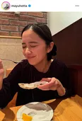 堀田真由、“大好き”なオイスターを満面の笑顔で食べる姿に「幸せそう」「美味しそうな表情」と反響