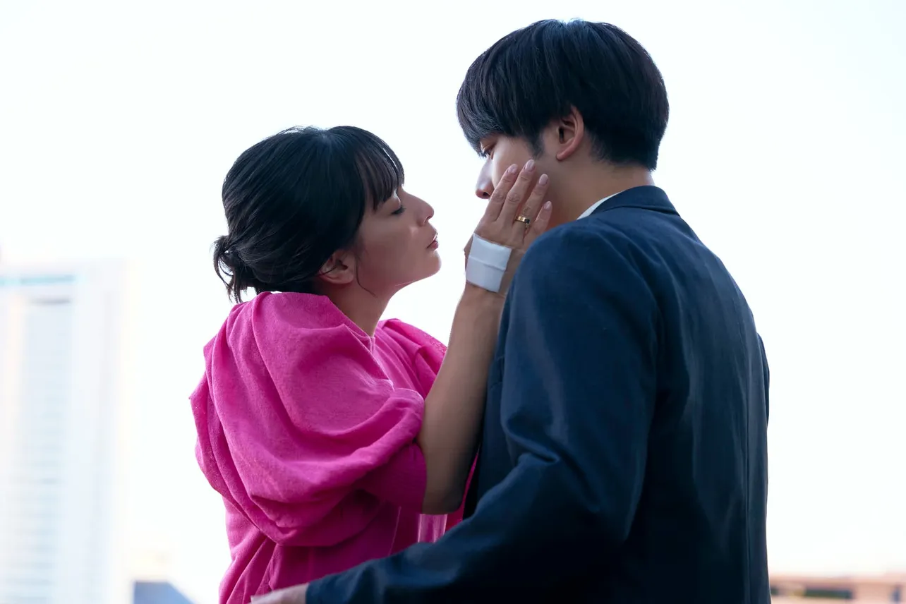 【写真】矢崎(増田貴久)にキスしようと迫る麗子(加藤ローサ)